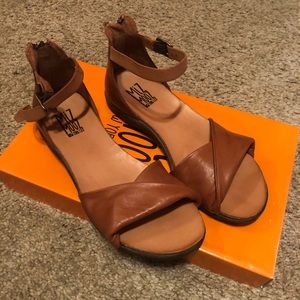 New in Box Manta sandal size 37